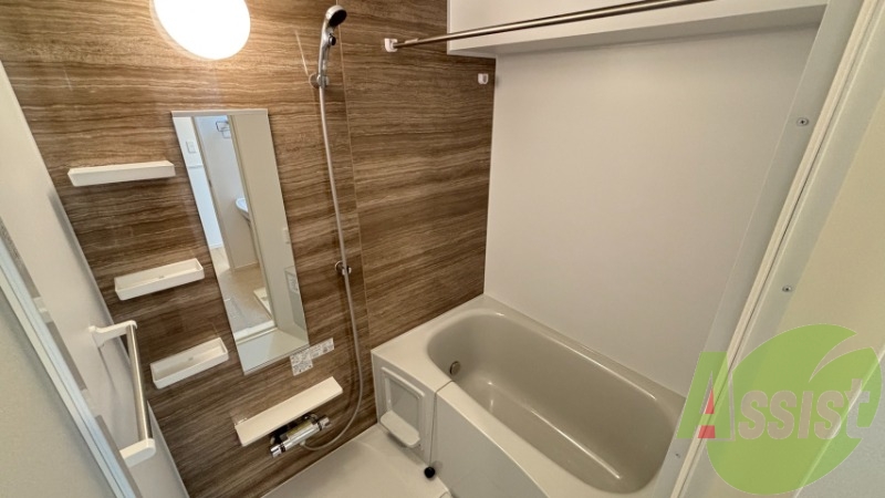 浴室は広めなのでゆったり落ち着けそうですね。 浴室は広めなのでゆったり落ち着けそうですね。