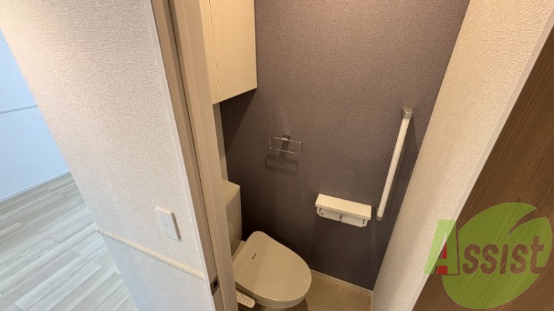 トイレはウォシュレット付きで、上には棚がございます。 トイレはウォシュレット付きで、上には棚がございます。