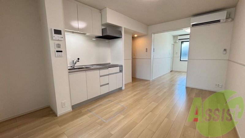 リビングを別角度から撮影。角部屋なので窓が多く陽当たり良好♪ リビングを別角度から撮影。角部屋なので窓が多く陽当たり良好♪