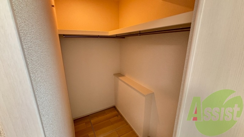 クローゼットを開けるとウォークインになっています。 クローゼットを開けるとウォークインになっています。