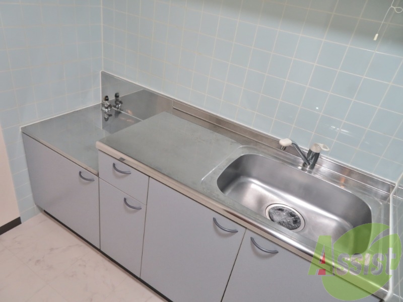 シンプルなキッチンです。一人暮らしにはちょうどいいサイズ。 シンプルなキッチンです。一人暮らしにはちょうどいいサイズ。