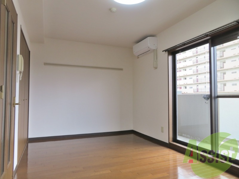 別の角度から洋室を撮影しました。落ち着きのある空間です。 別の角度から洋室を撮影しました。落ち着きのある空間です。