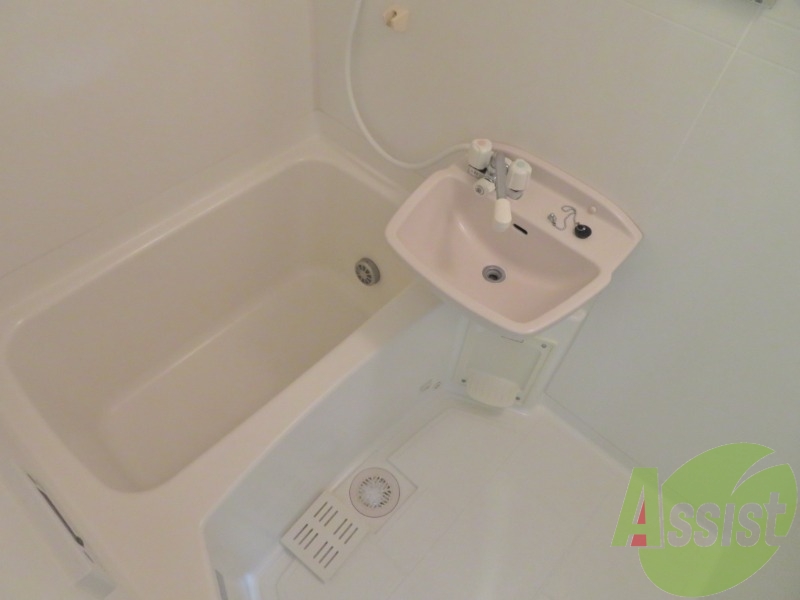 バスルームは狭すぎず、シャワーも浴びやすそうです。 バスルームは狭すぎず、シャワーも浴びやすそうです。