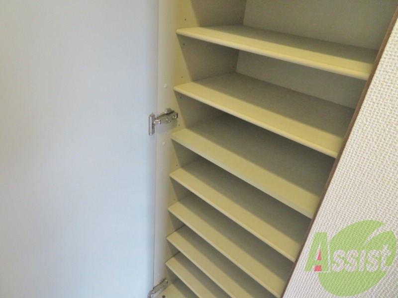 シューズボックスは段が多くたくさん入りそうです。 シューズボックスは段が多くたくさん入りそうです。