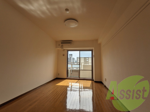 9.5帖と1Kとしては広いので伸び伸びと生活できます。 9.5帖と1Kとしては広いので伸び伸びと生活できます。