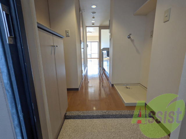 玄関から見たお部屋です。リビングから日が射し明るいですね。 玄関から見たお部屋です。リビングから日が射し明るいですね。