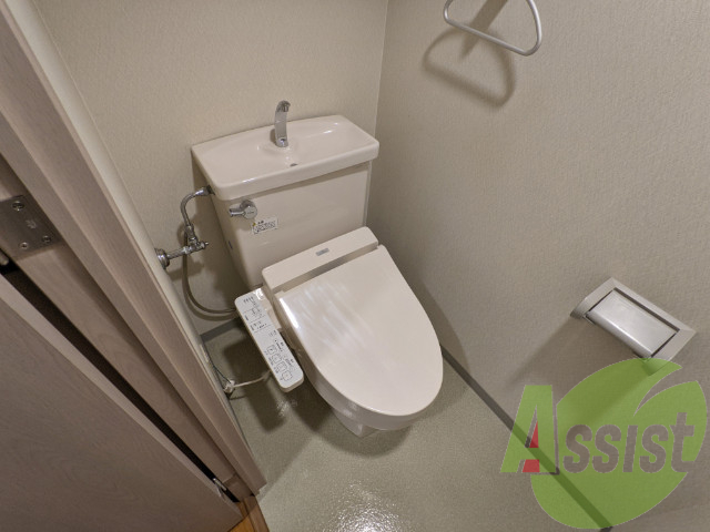 ウォシュレット付きトイレなので安心してお使い頂けます。 ウォシュレット付きトイレなので安心してお使い頂けます。