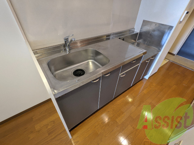 別角度のキッチンです。2口コンロが問題なく設置できそうです。 別角度のキッチンです。2口コンロが問題なく設置できそうです。