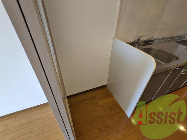 冷蔵庫置き場はこちらです。大き目の物でも置けそうです。 冷蔵庫置き場はこちらです。大き目の物でも置けそうです。
