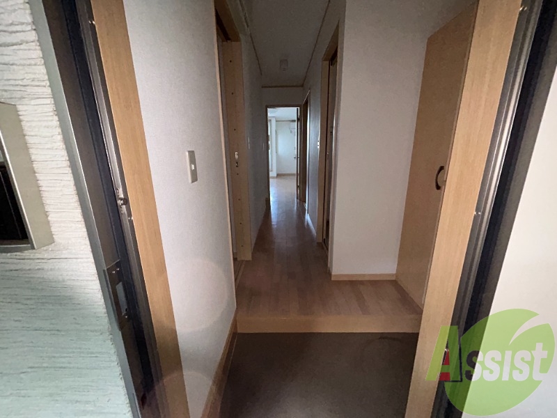 玄関はこちらになります。靴の脱ぎ履きがしやすそうですね。 玄関はこちらになります。靴の脱ぎ履きがしやすそうですね。
