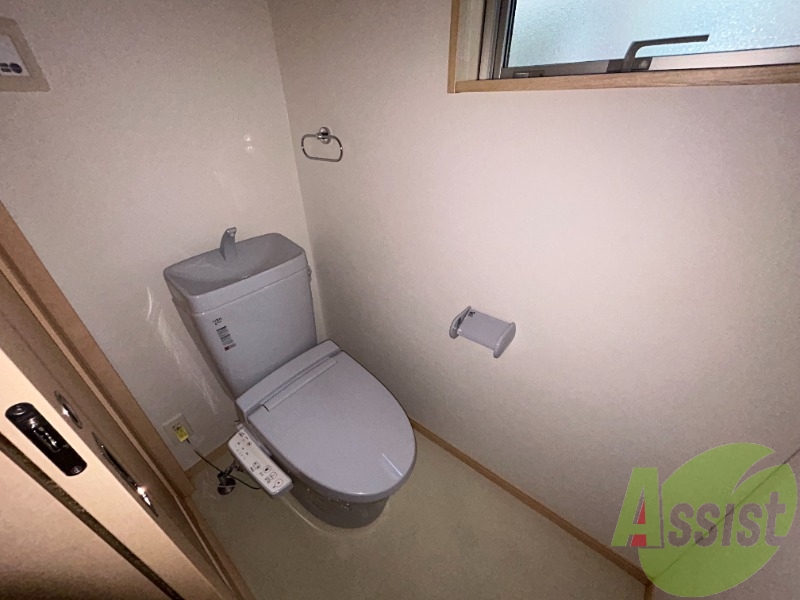 トイレはこちらのウォシュレット付きになりますね トイレはこちらのウォシュレット付きになりますね