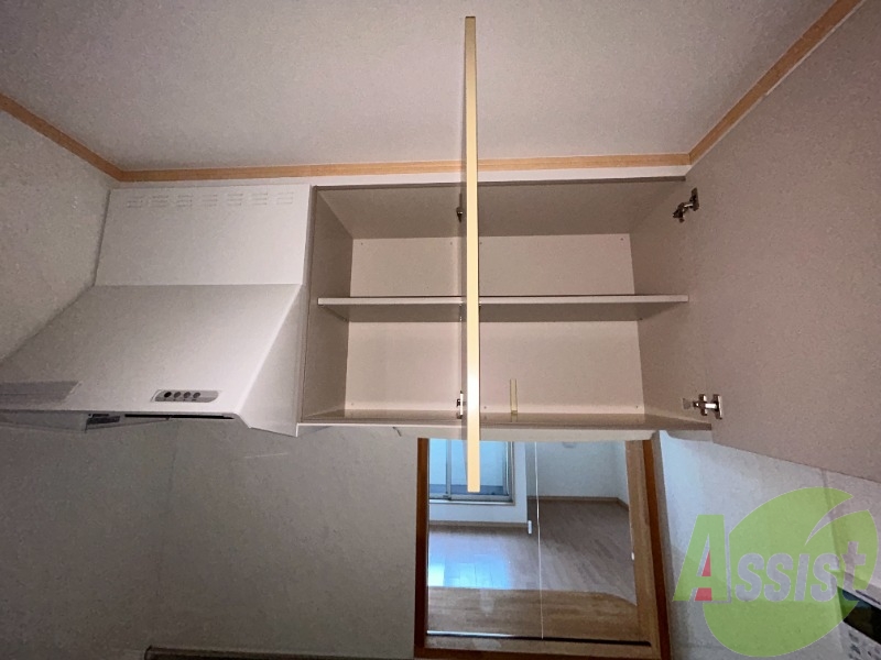 キッチンの上には吊り戸棚が付いているので収納が出来ますよ キッチンの上には吊り戸棚が付いているので収納が出来ますよ