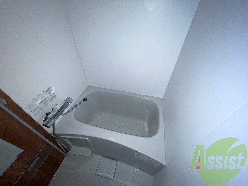 浴室はシンプル。一人暮らしにはちょうど良いサイズですね。 浴室はシンプル。一人暮らしにはちょうど良いサイズですね。