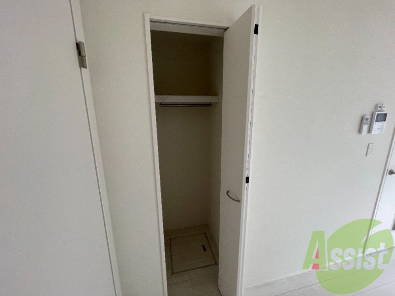 クローゼットを開けてみました。奥行きがあり広めですね。 クローゼットを開けてみました。奥行きがあり広めですね。