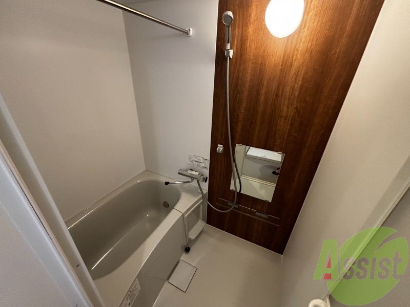 落ち着いたデザインの浴室。ゆったりできそうです。 落ち着いたデザインの浴室。ゆったりできそうです。