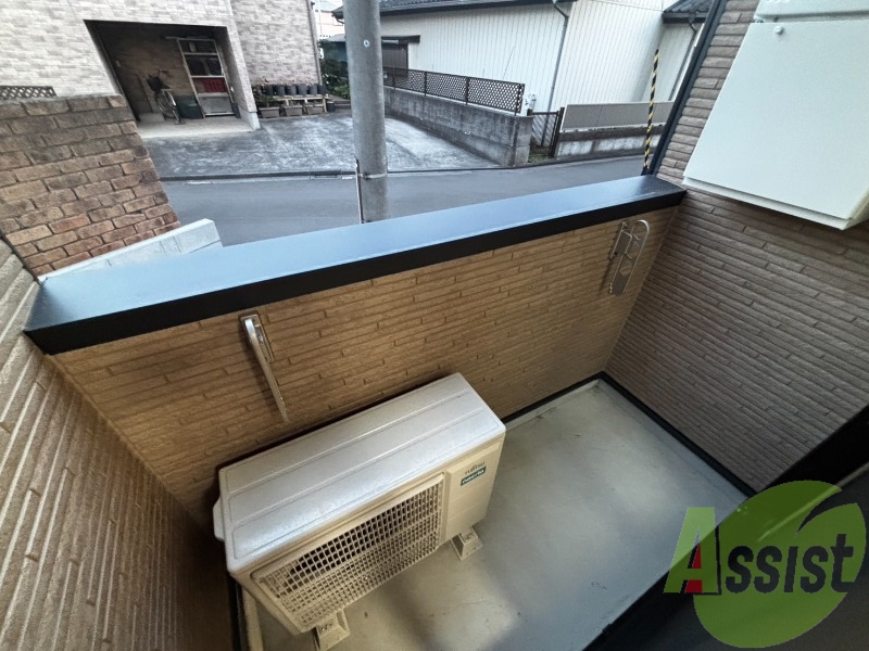 バルコニーは洗濯物を干すのに十分な広さがありますね。 バルコニーは洗濯物を干すのに十分な広さがありますね。