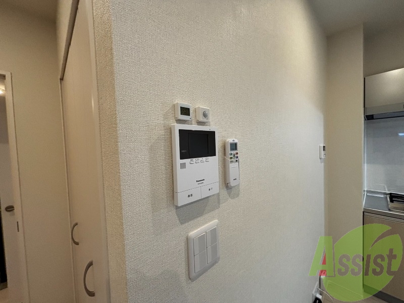 インターホンはモニタ―付き。来客があった時に安心ですね。 インターホンはモニタ―付き。来客があった時に安心ですね。