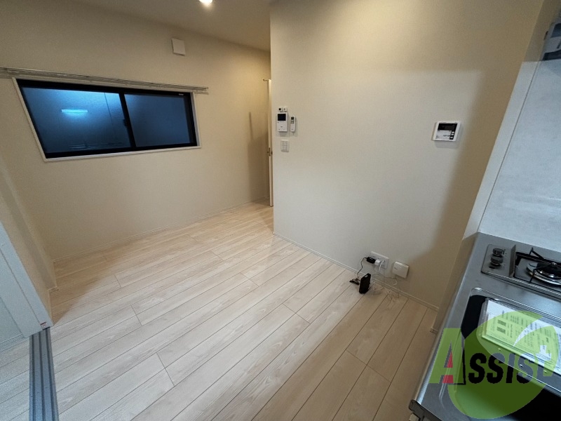 リビングを別角度から撮影。綺麗なフローリングが広がっています リビングを別角度から撮影。綺麗なフローリングが広がっています