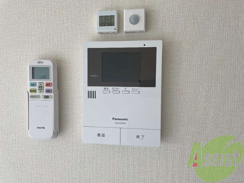 インターホンはモニタ―付き。来客があった時に安心ですね。 インターホンはモニタ―付き。来客があった時に安心ですね。