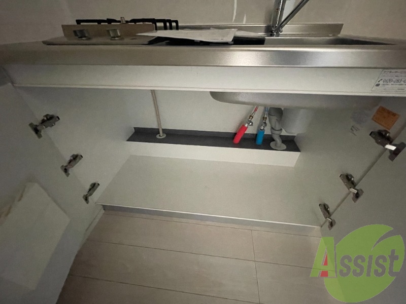 キッチン下部の収納には食器や鍋を入れましょう。 キッチン下部の収納には食器や鍋を入れましょう。