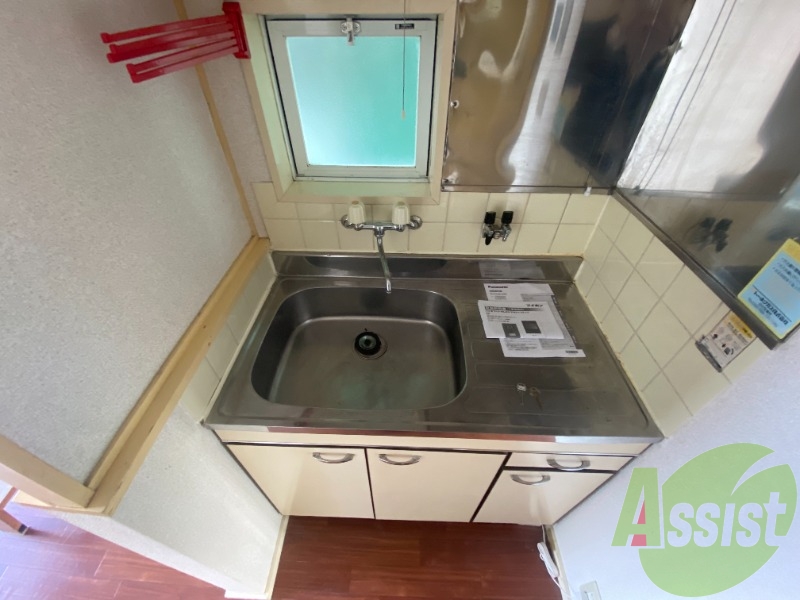 キッチンは部屋と分かれています。シンプルなつくりですね。 キッチンは部屋と分かれています。シンプルなつくりですね。