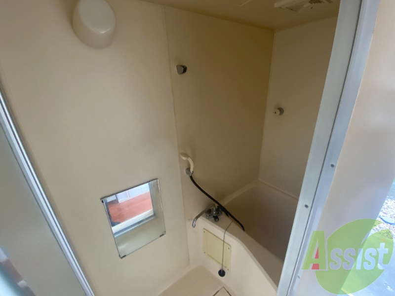 浴室はシンプル。一人暮らしにはちょうど良いサイズですね。 浴室はシンプル。一人暮らしにはちょうど良いサイズですね。