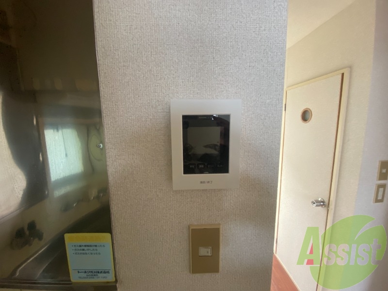 インターホンはモニタ―付き。来客があった時に安心ですね。 インターホンはモニタ―付き。来客があった時に安心ですね。