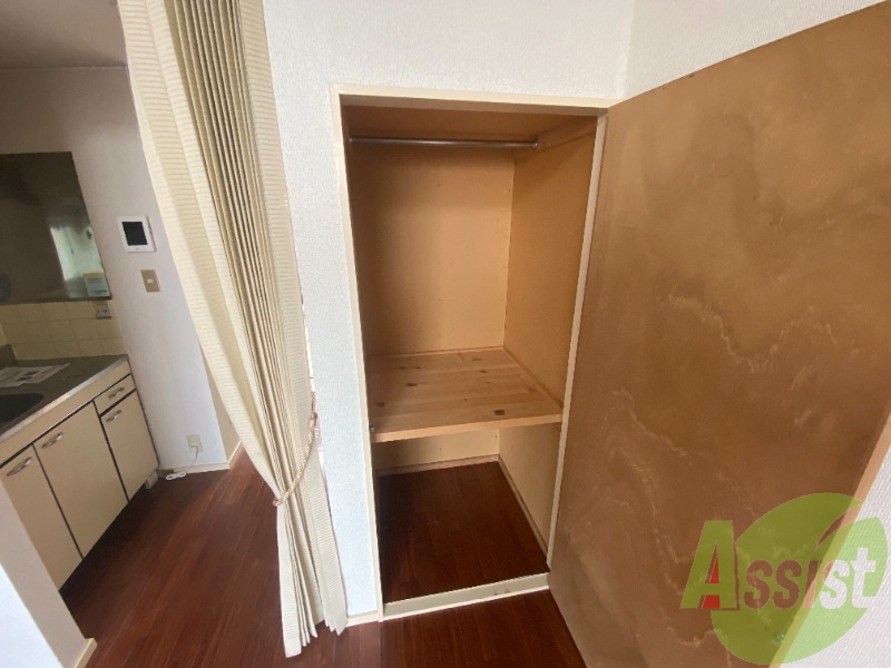 クローゼットを開けてみました。奥行きがあり広めですね。 クローゼットを開けてみました。奥行きがあり広めですね。