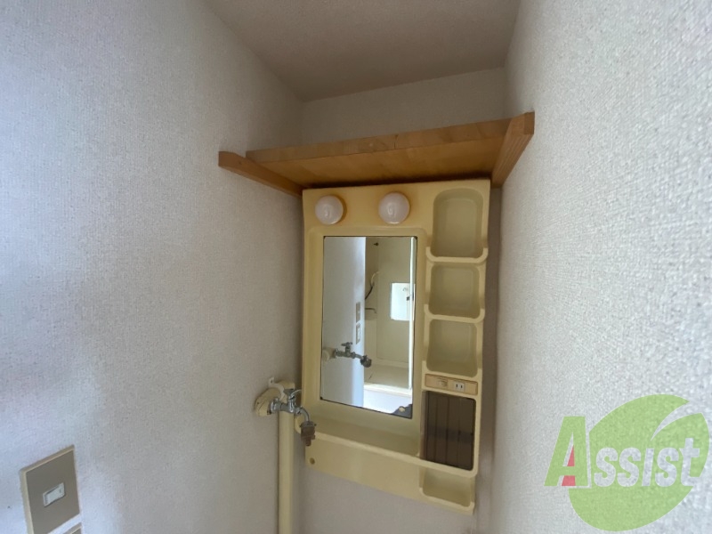 洗面台がございませんが洗濯機置場の向こう側に鏡がございます。 洗面台がございませんが洗濯機置場の向こう側に鏡がございます。