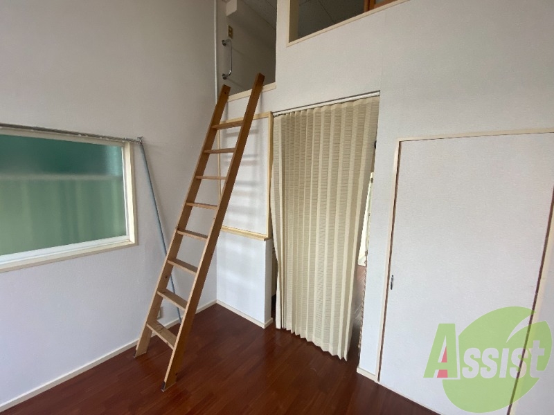 カーテンを閉めればキッチンとの境目ができます。 カーテンを閉めればキッチンとの境目ができます。