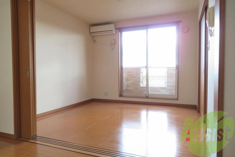 こちらは、窓から入る日差しが眩しくて印象的なお部屋ですね~。 こちらは、窓から入る日差しが眩しくて印象的なお部屋ですね~。