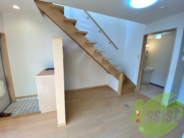 階段下にも何か設置、収納できそうなスペースがありますね 階段下にも何か設置、収納できそうなスペースがありますね