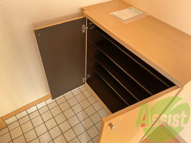 玄関にはこちらのシューズボックスがあります 玄関にはこちらのシューズボックスがあります