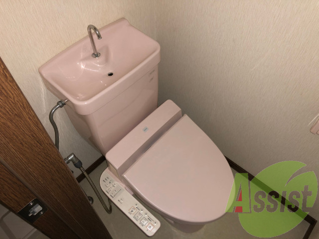 ウォシュレット機能がついたトイレです。お手入れも楽ちんですね ウォシュレット機能がついたトイレです。お手入れも楽ちんですね