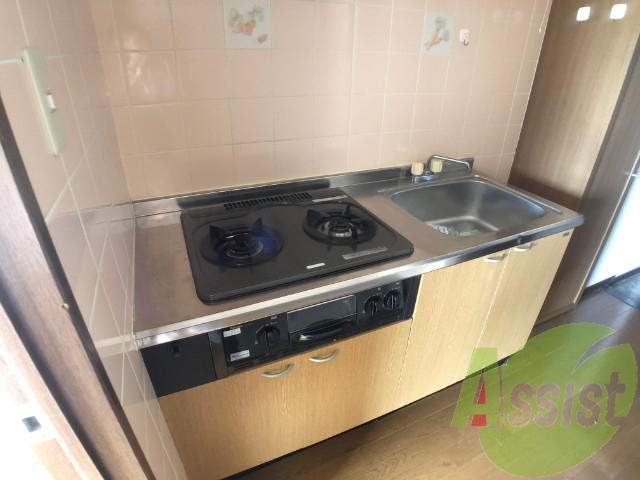 2口コンロがついていました。入居日から使えるので便利ですね。 2口コンロがついていました。入居日から使えるので便利ですね。