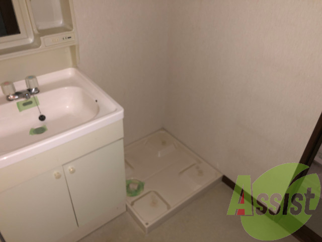 洗濯機置き場です。洗濯パンがあるので水漏れの心配はなさそう。 洗濯機置き場です。洗濯パンがあるので水漏れの心配はなさそう。