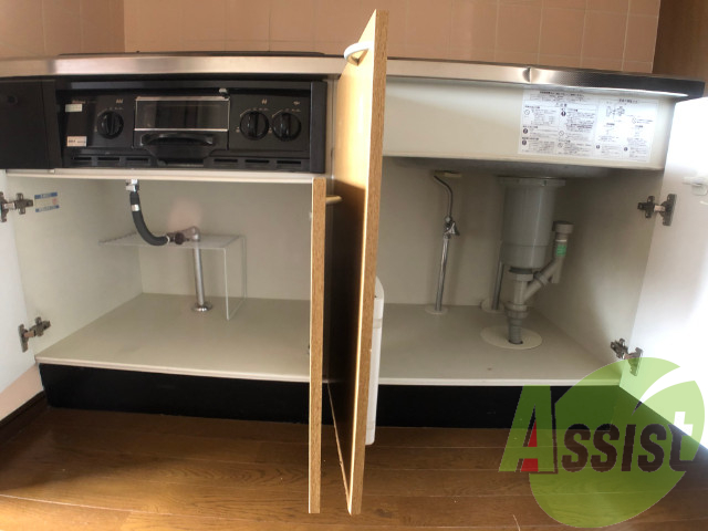 キッチンの下には調理器具など沢山収納できそうです。 キッチンの下には調理器具など沢山収納できそうです。
