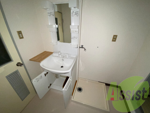 収納付洗面台、汚れやすい洗面台も綺麗を維持できますね! 収納付洗面台、汚れやすい洗面台も綺麗を維持できますね!