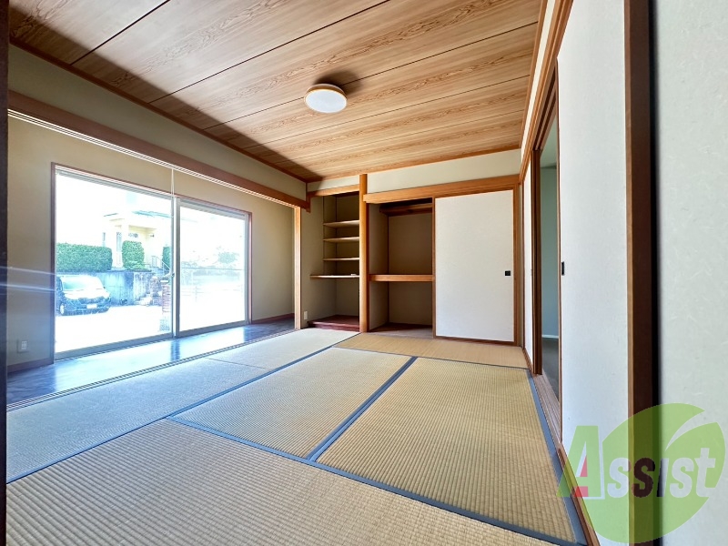 こちらは6帖の和室です。シンプルで落ち着きのあるお部屋です。 こちらは6帖の和室です。シンプルで落ち着きのあるお部屋です。