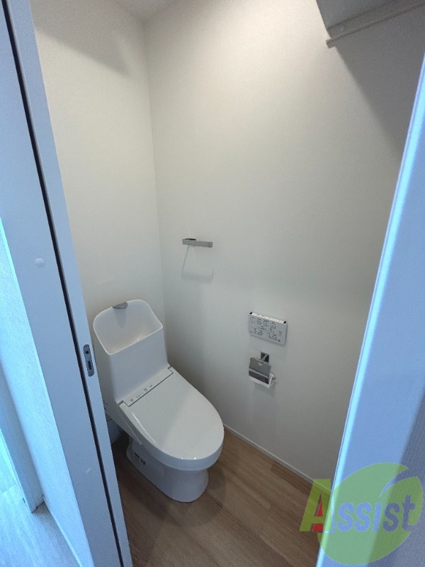 トイレは温水洗浄便座となっております。上部に棚もありますね。 トイレは温水洗浄便座となっております。上部に棚もありますね。