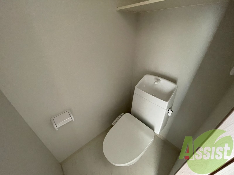トイレはこちらのウォシュレット付きになりますね。 トイレはこちらのウォシュレット付きになりますね。