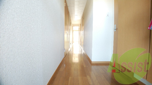 玄関からの通路はとても明るい印象。リラックスできますね。 玄関からの通路はとても明るい印象。リラックスできますね。