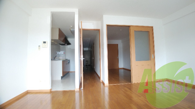 リビングを別角度から。お部屋の明るさがよくわかります。 リビングを別角度から。お部屋の明るさがよくわかります。