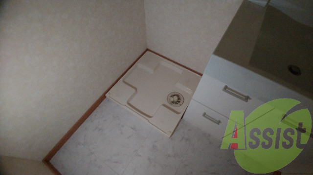 もちろん室内に洗濯機置き場があります。床もオシャレですね。 もちろん室内に洗濯機置き場があります。床もオシャレですね。