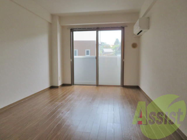 南向きの明るいお部屋は8.2帖のフローリングです 南向きの明るいお部屋は8.2帖のフローリングです