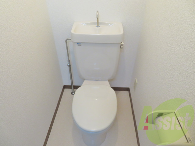こちらのトイレはシンプルで清潔感がありますね。 こちらのトイレはシンプルで清潔感がありますね。