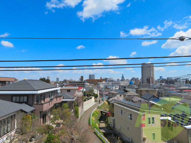 外の景色です。晴れの日には綺麗な青空をのぞむことができます。 外の景色です。晴れの日には綺麗な青空をのぞむことができます。