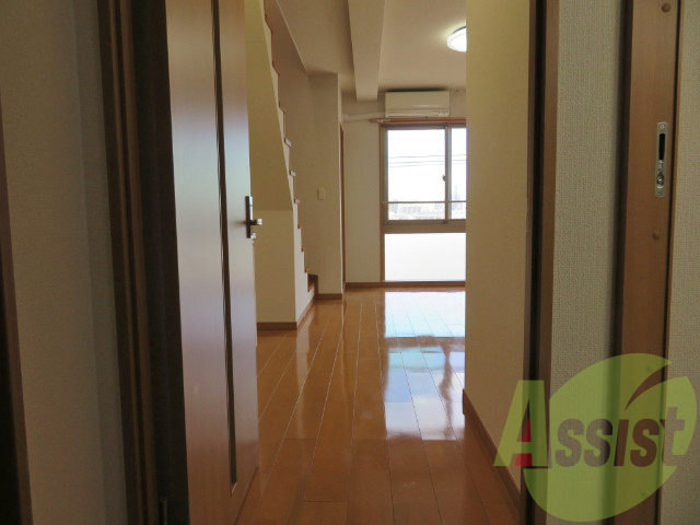 玄関から見たお部屋です。かなり良い雰囲気ですね。 玄関から見たお部屋です。かなり良い雰囲気ですね。