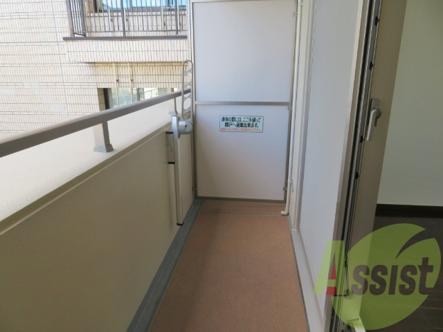 充分な広さなので、お布団も干せちゃいますね。 充分な広さなので、お布団も干せちゃいますね。