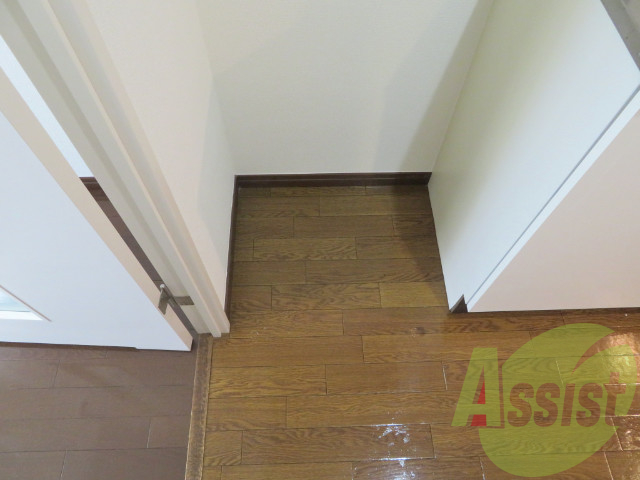 冷蔵庫置き場も邪魔にならないところにちゃんとありますよ。 冷蔵庫置き場も邪魔にならないところにちゃんとありますよ。